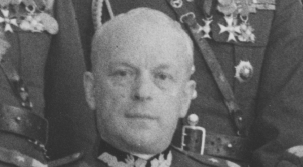  Bronisław Regulski, generał brygady WP, zastępca I wiceministra spraw wojskowch w otoczeniu oficerów w 1936 r.  
