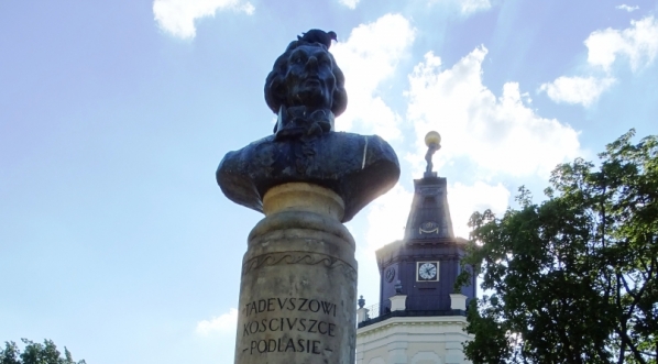  Pomnik Tadeusza Kościuszki przed ratuszem w Siedlcach.  