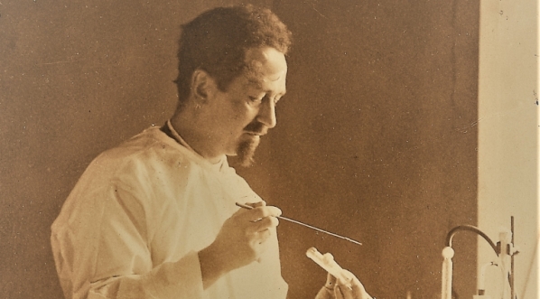  Rudolf Stefan Weigl w laboratorium podczas pracy.  