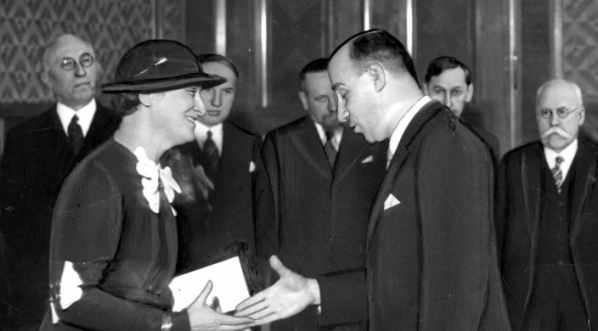  Minister Wacław Jędrzejewicz wręcza państwową nagrodę literacką Kazimierze Iłłakowiczównie w styczniu 1935 r.  