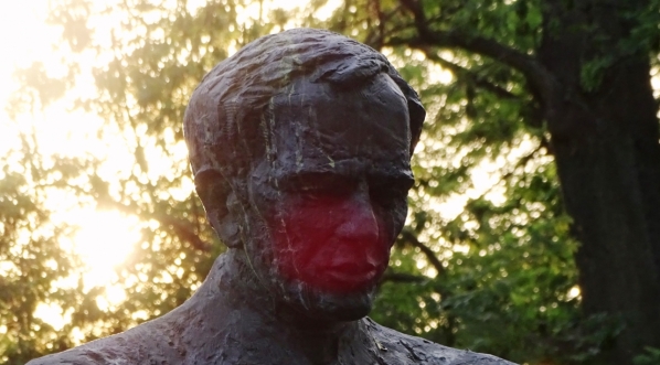  Popiersie księdza Jerzego Popiełuszki w Parku im. Henryka Jordana w Krakowie.  