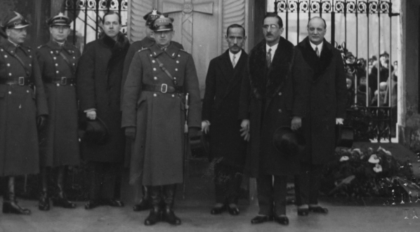  Złożenie wieńca na Grobie Nieznanego Żołnierza w Warszawie przez posła nadzwyczajnego i ministra pełnomocnego Afganistanu w Polsce Wali Shaha Khana 24.02.1932 r.  