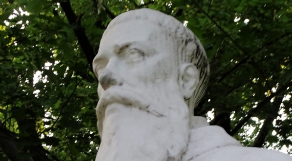  Popiersie Augustyna Kordeckiego z jego pomnika w parku Jordana w Krakowie.  