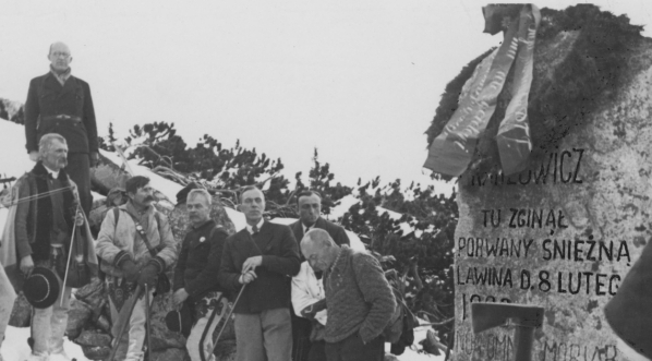  Uroczystość przy kamieniu pamiątkowym wzniesionym ku czci kompozytora Mieczysława Karłowicza w 30. rocznicę śmierci artysty 8 lutego 1939 r.  