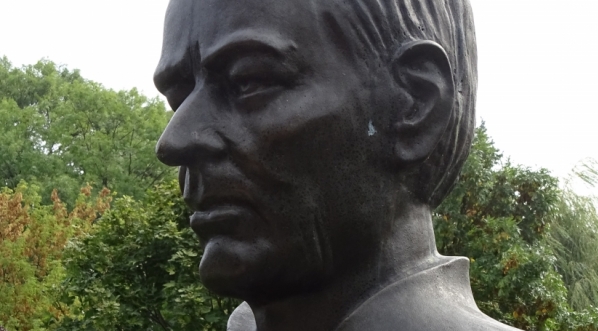  Popiersie Witolda Gombrowicza wykonane przez Stanisława Domagałę w Alei Sław w Kielcach.  