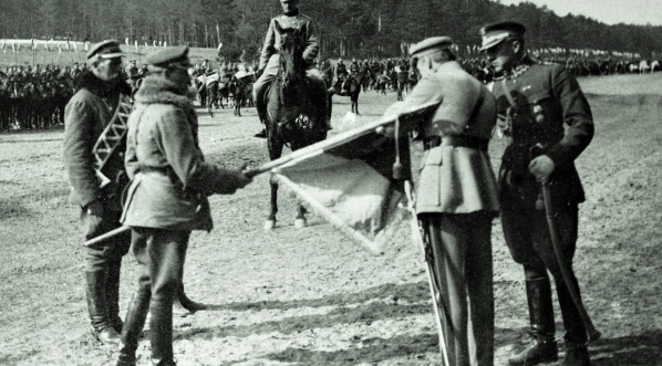  Józef Piłsudski dekoruje sztandar 1. Pułku Ułanów Krechowieckich,  20.03.1920 r.  