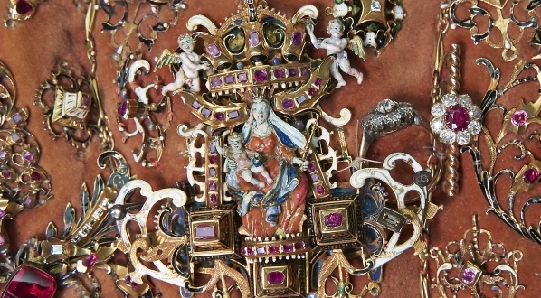  Detal sukienki rubinowej obrazu Matki Boskiej Częstochowskiej.  