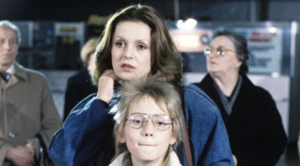  Scena z filmu Feliksa Falka" Kapitał, czyli jak zrobić pieniądze w Polsce" z 1989 r.  