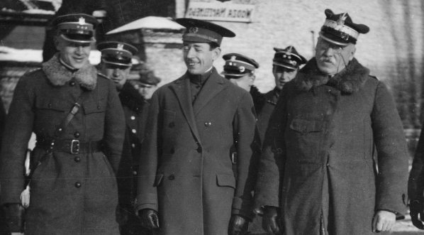  Wizyta dyplomaty hiszpańskiego w Szwadronie Przybocznym Naczelnika Państwa na terenie koszar 1.12.1922 r.  