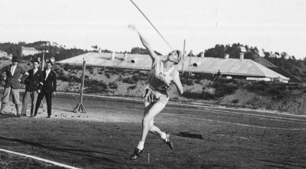  Halina Konopacka w trakcie rzutu oszczepem na zawodach lekkoatletycznych w Wilnie w czerwcu 1929 r.  
