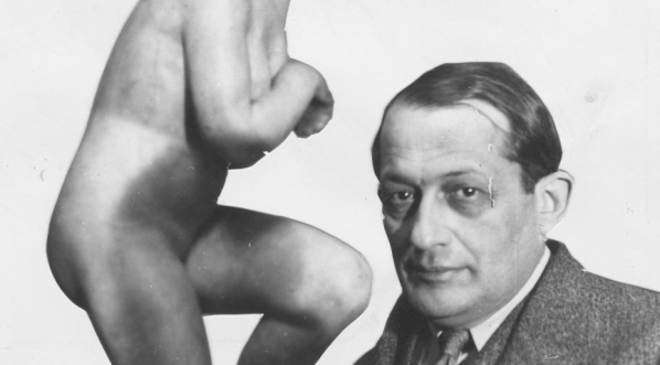  Henryk Kuna obok swojej rzeźby "Jutrzenka".  