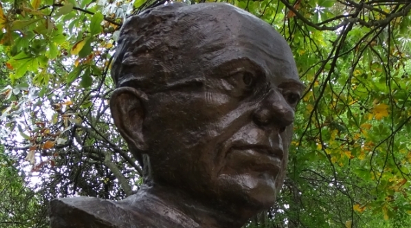  Popiersie Stanisława Lema w Alei Sław  w Kielcach.  
