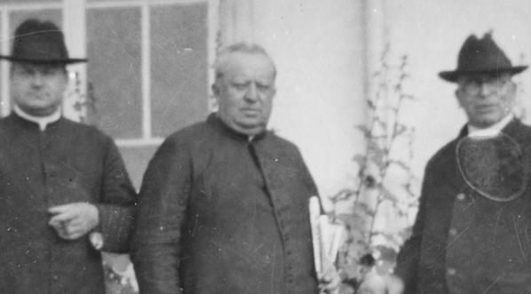  Ks. infułat Feliks Sznarbachowski (w środku) w otoczeniu nierozpoznanych księży.  