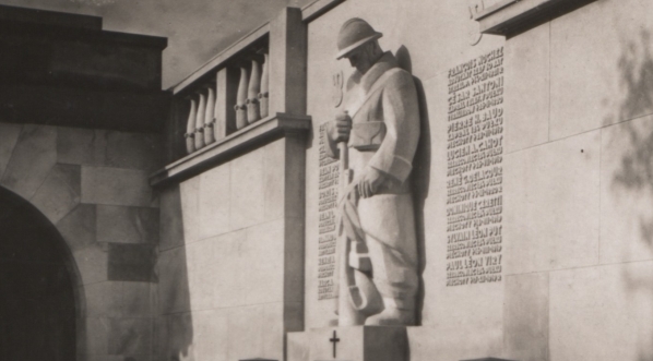  Pomnik Francuzów poległych za Polskę na cmentarzu Obrońców Lwowa, zaprojektowany przez Józefa Różyskiego.  