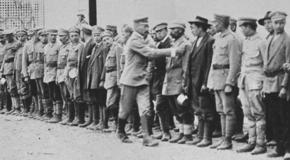  Przegląd oddziałów strzeleckich w "Oleandrach" w Krakowie w sierpniu 1914 r.  