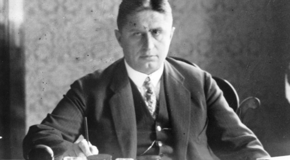  Stanisław Jurkiewicz, minister pracy i opieki społecznej w swoim gabinecie pracy.  