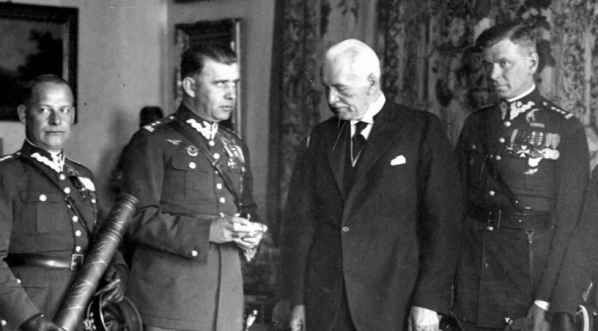  Delegacja 3 Pułku Lotniczego na audiencji u prezydenta RP Ignacego Mościckiego 10.05.1933 r.  