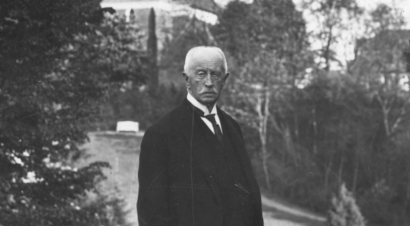  Bogdan Hutten-Czapski przed kościołem parafialnym w Smogulcu, listopad 1929 roku.  