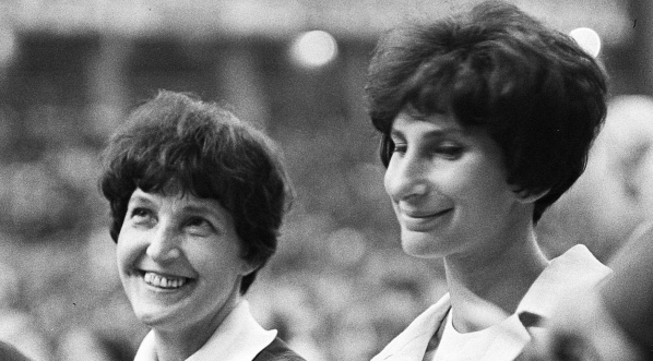  Maria Kwaśniewska i Irena Szewińska wśród swoich fanek podczas spotkania na Torwarze w Warszawie w lipcu 1969 r.  