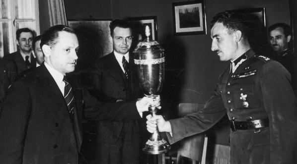  Wręczenie nagrody prasy sportowej najlepszemu szpadziście kapitanowi Kazimierzowi Szemplińskiemu w Warszawie w kwietniu 1934 r.  