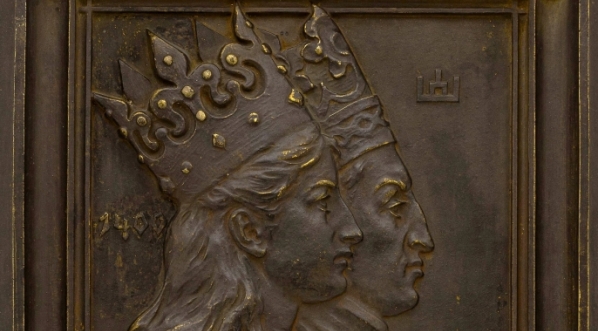  Plakieta upamiętniająca jubileusz 500-lecia UJ, autorstwa Tadeusza Błotnickiego.  