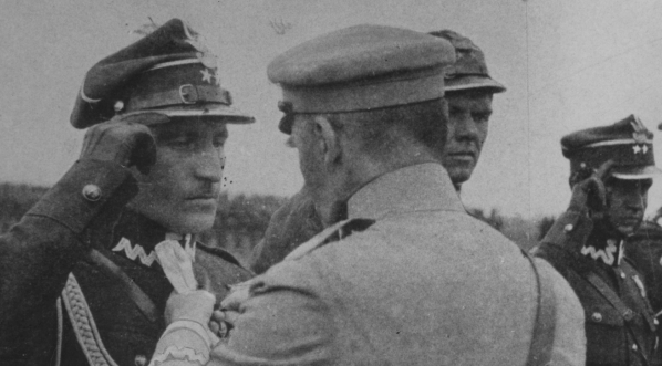  Marszałek Józef Piłsudski dekoruje odznaczeniami weteranów Dywizji Syberyjskiej, w drugą rocznicę powrotu jej żołnierzy do kraju w lipcu 1922 r.  