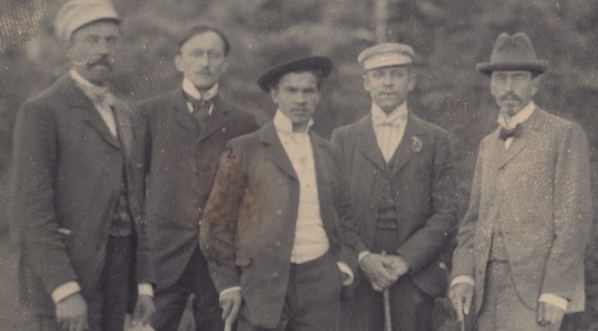  Stanisław Staniszewski (bohater PSB), pierwszy z lewej, Suwałki 1903.  