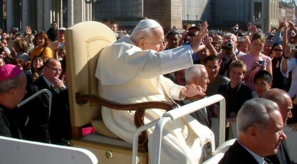  Papież Jan Paweł II w czasie audiencji generalnej na placu św. Piotra w Watykanie. 29.09.2004 r.  