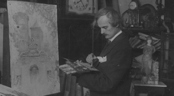  Bronisław Kopczyński podczas malowania obrazu w swojej pracowni.  
