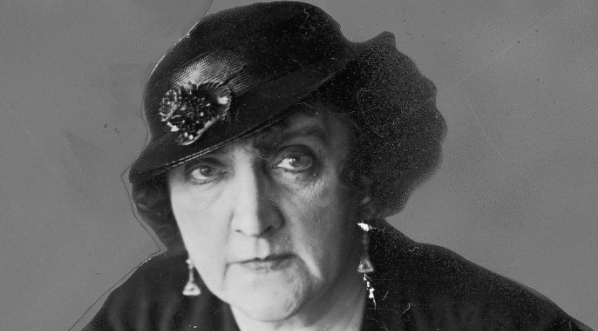  Janina Korolewicz-Waydowa, śpiewaczka, dyrektor Opery w Warszawie przy biurku.  