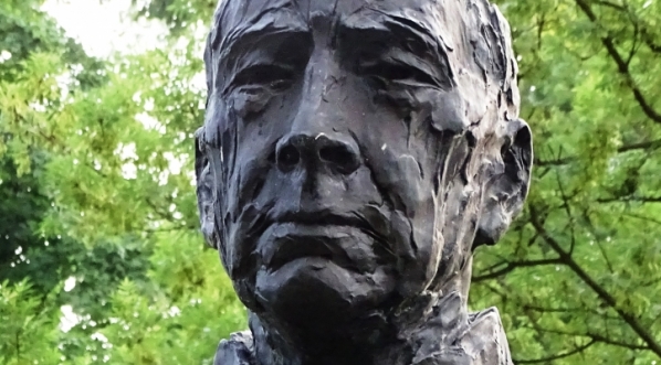  Popiersie kardynała Stefana Wyszyńskiego z jego pomnika w Parku Jordana w Krakowie.  