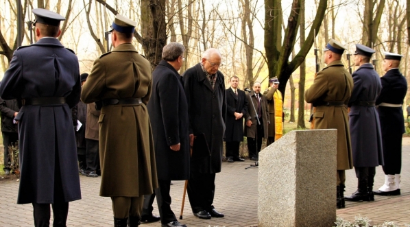  Odsłonięcie tablicy upamiętniającej Jana Nowaka-Jeziorańskiego przed jego domem przy ul. Czerniakowskiej 178a w Warszawie 11.11.2010 r.  