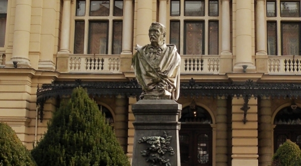  Popiersie Aleksandra Fredry przed teatrem im. Słowackiego w Krakowie.  