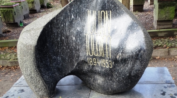  Grób Juliana Tuwima i jego żony na Wojskowych Powązkach w Warszawie.  