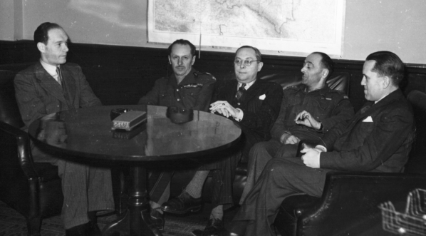  Zygmunt Berezowski - minister spraw wewnętrznych wśród przyjaciół w rocznicę przybycia z kraju.  