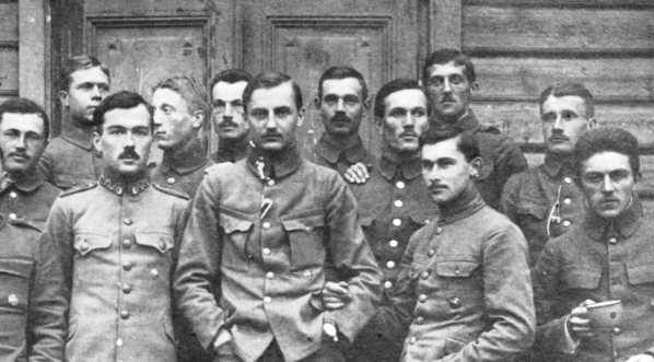  Grupa oficerów I Brygady Legionów po wycofaniu Legionów z linii frontu do Baranowicz w listopadzie 1916 roku.  