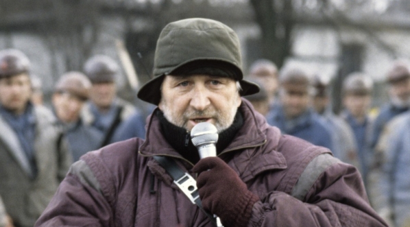  Reżyser Kazimierz Kutz podczas realizacji filmu "Śmierć jak kromka chleba" w 1994 r.  
