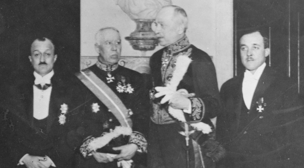  Przekazanie odznaczenia prezydentowi Portugalii Antonio Oscarowi de Fragoso Carmona w Lizbonie w marcu 1931 r.  