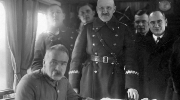  Przejazd Józefa Piłsudskiego z Krynicy do Warszawy- powitanie na dworcu w Krakowie, lipiec 1927 r.  