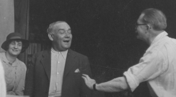  Aktorzy z wizytą w pracowni artysty rzeźbiarza Ludwika Pugeta w Krakowie w 1938 roku.  