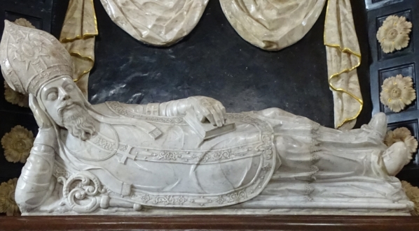  Nagrobek biskupa Adama Nowodworskiego w bazylice archikatedralnej Świętych Apostołów Piotra i Pawła w Poznaniu.  