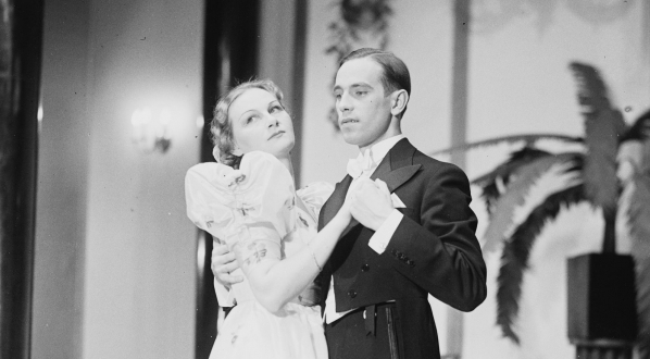  Teresa Suchecka i Jerzy Kaliszewski w przedstawieniu "Migo" w Teatrze im. Juliusza Słowackiego w Krakowie w listopadzie 1937 r.  