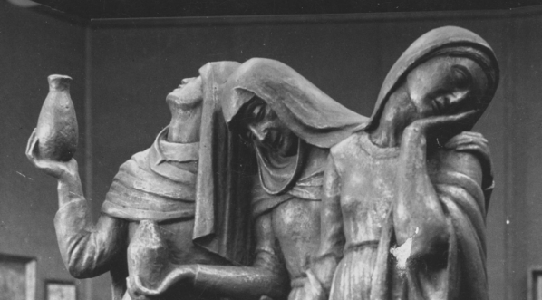  Rzeźba dłuta artysty rzeźbiarza Henryka Kuny "Trzy Marie".  