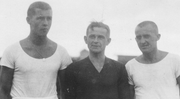  Powitanie piłkarzy biorących udział w Letnich Igrzyskach Olimpijskich w Berlinie przez zarząd Łódzkiego Klubu Sportowego w sierpniu 1938 r.  