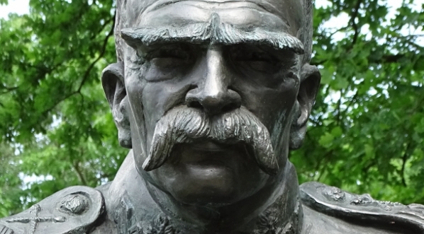  Pomnik Józefa Piłsudskiego w Sulejówku.  