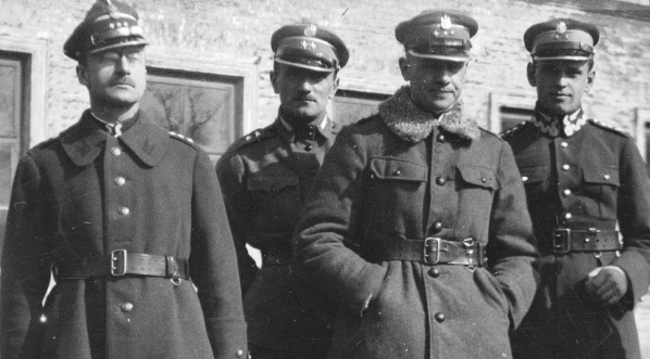 Oficerowie Szwadronu Przybocznego Prezydenta Rzeczypospolitej na terenie koszar w Warszawie 20.03.1923 r.  