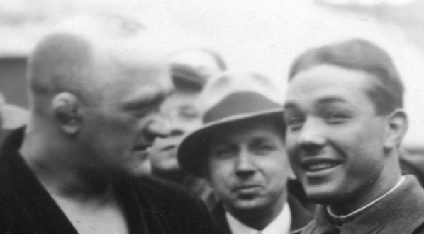  Spotkanie boksera Henryka Chmielewskiego z polskim zapaśnikiem mieszkający w USA Władysławem Cyganiewiczem na łódzkiej ulicy w kwietniu 1937 r.  