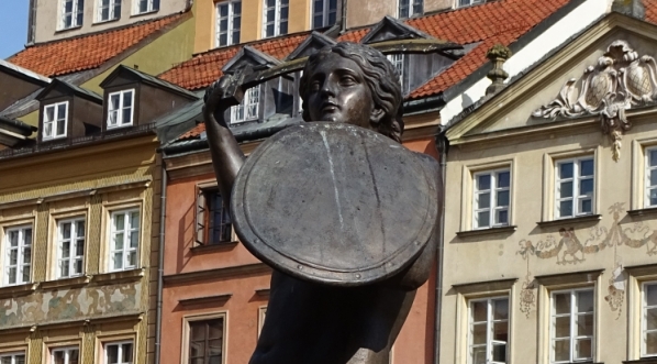  Pomnik Syreny na Rynku Starego Miasta w Warszawie.  