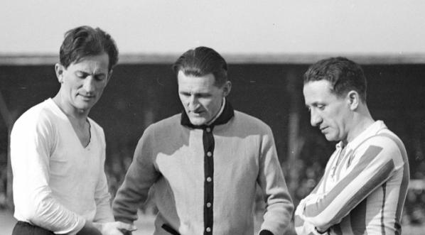  Mecz piłki nożnej Cracovia - Legia Warszawa w Krakowie 20.11.1932 r.  