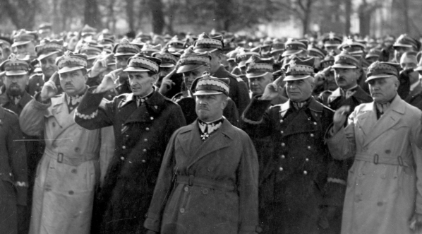  Manifestacja oficerów garnizonu warszawskiego na cześć marszałka Polski Józefa Piłsudskiego w związku z nieudanym zamachem 18.10.1930 r.  
